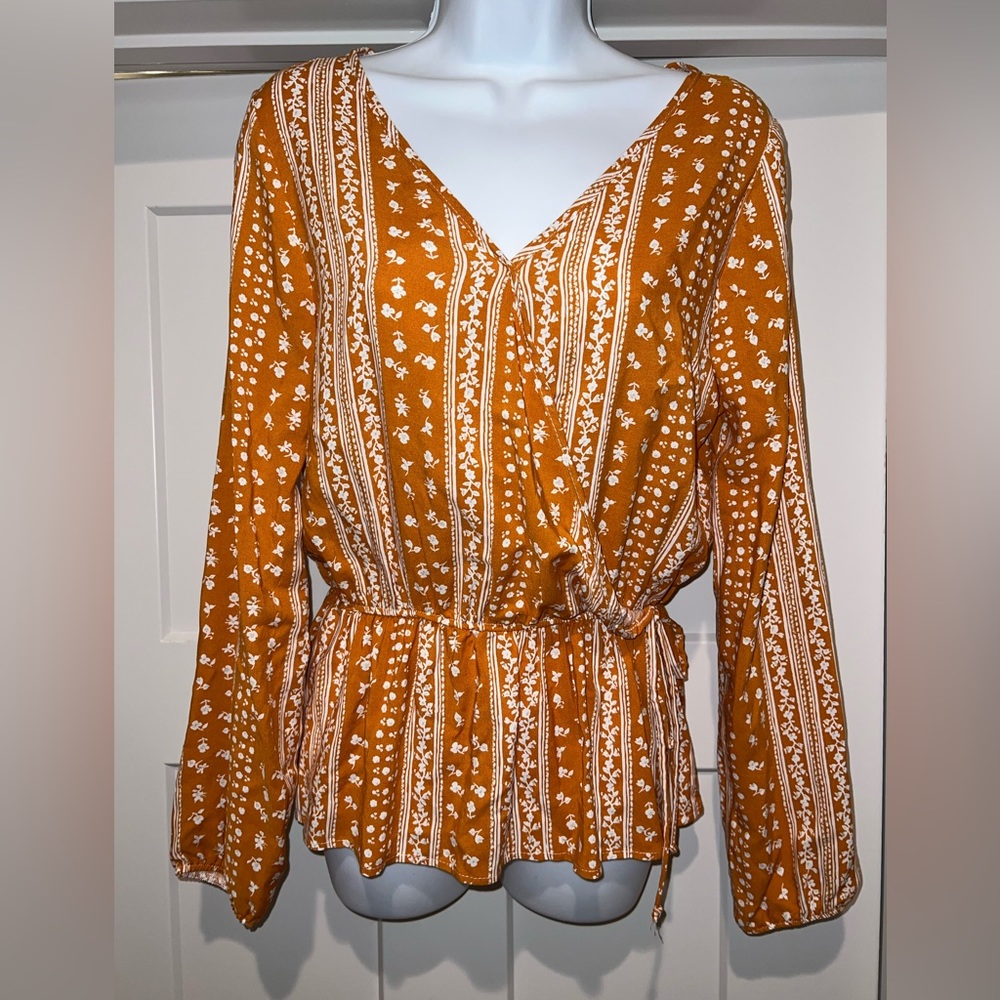NWT long sleeve Floral Top sz Small